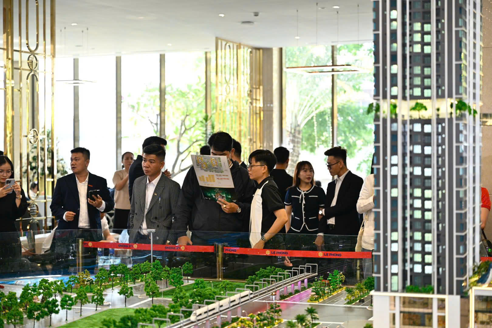 Hình ảnh thực tế khách hàng tham quan Sa Bàn dự án The Emerald Boulevard