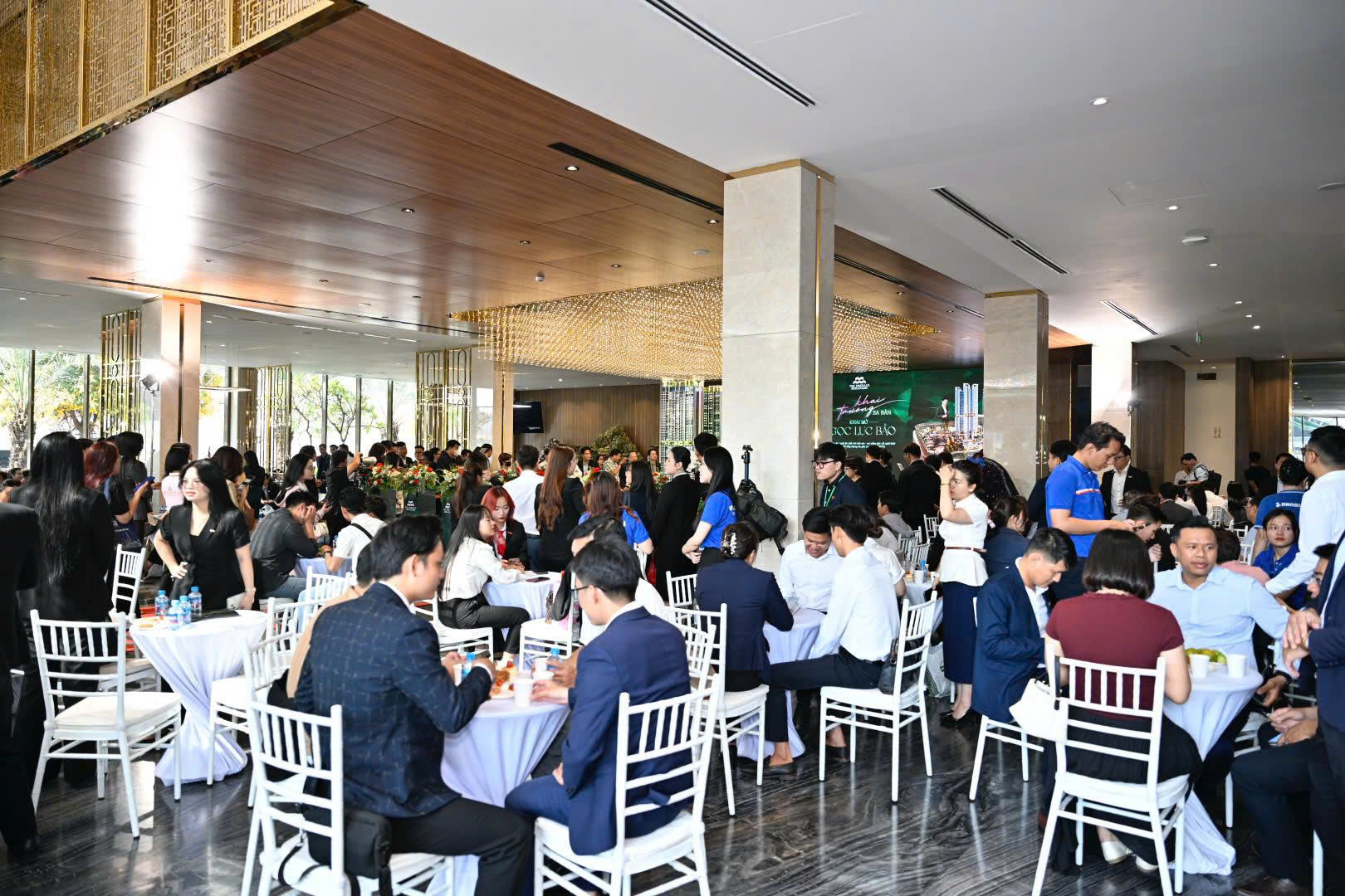 Hình ảnh thực tế khách hàng tham quan sự kiện khai trương sa bàn The Emerald Boulevard